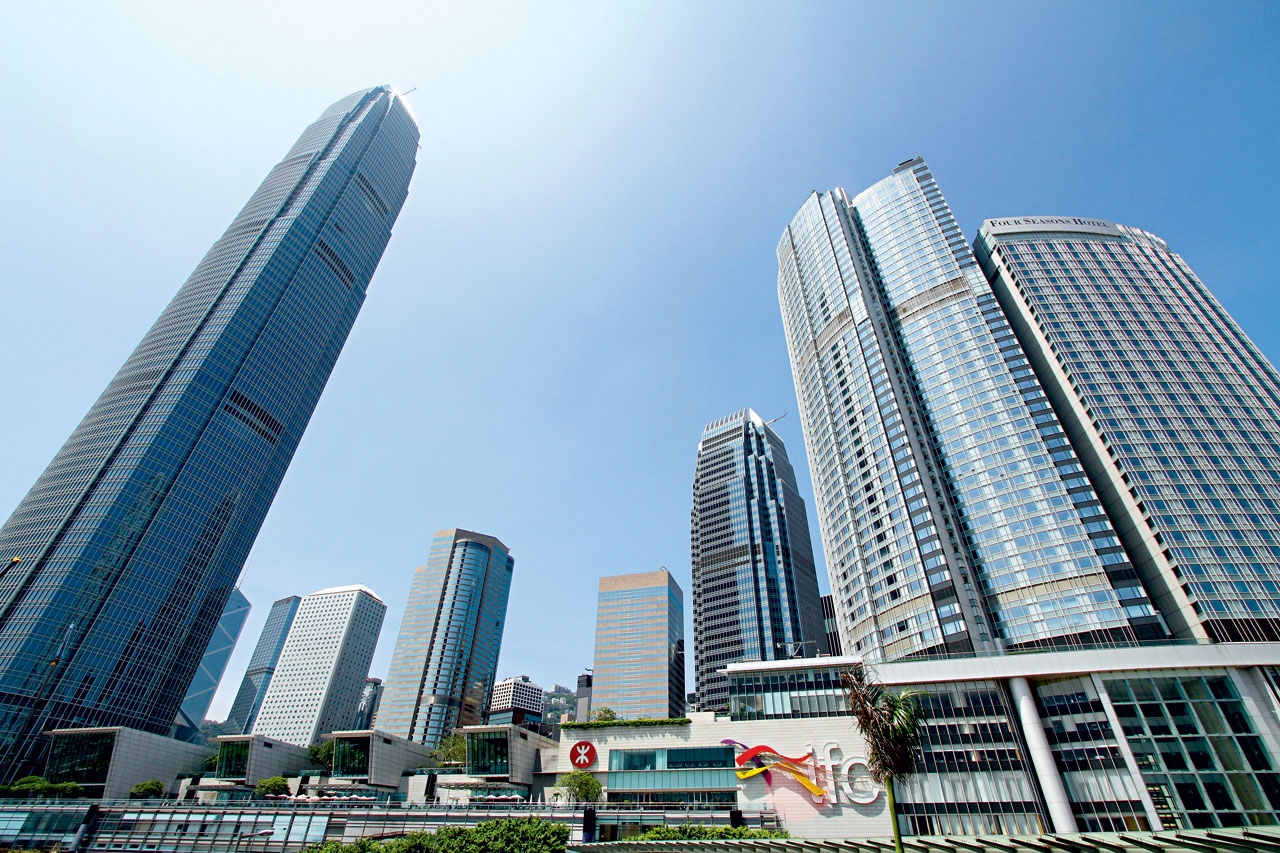 香港的優勢發揮在於香港是金融和經濟管理中心。