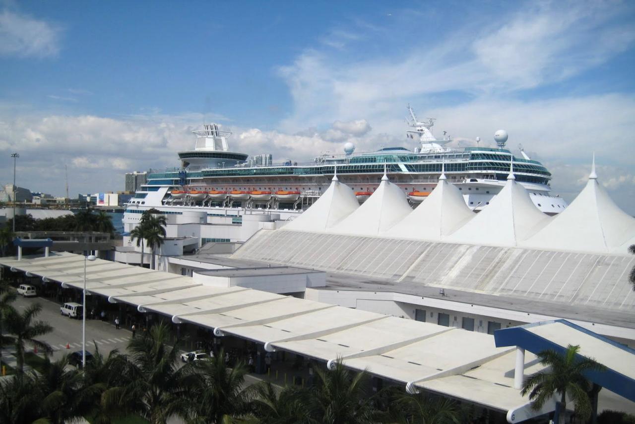 邁阿密是一個旅遊度假勝地，擁有優質郵輪港，全世界前三大的郵輪公司總部亦在當地設立。