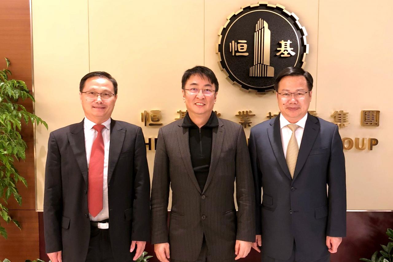 中國奧園高層去年四月和恒基集團簽訂廣州番禺氮肥廠城市更新專案合作協定。