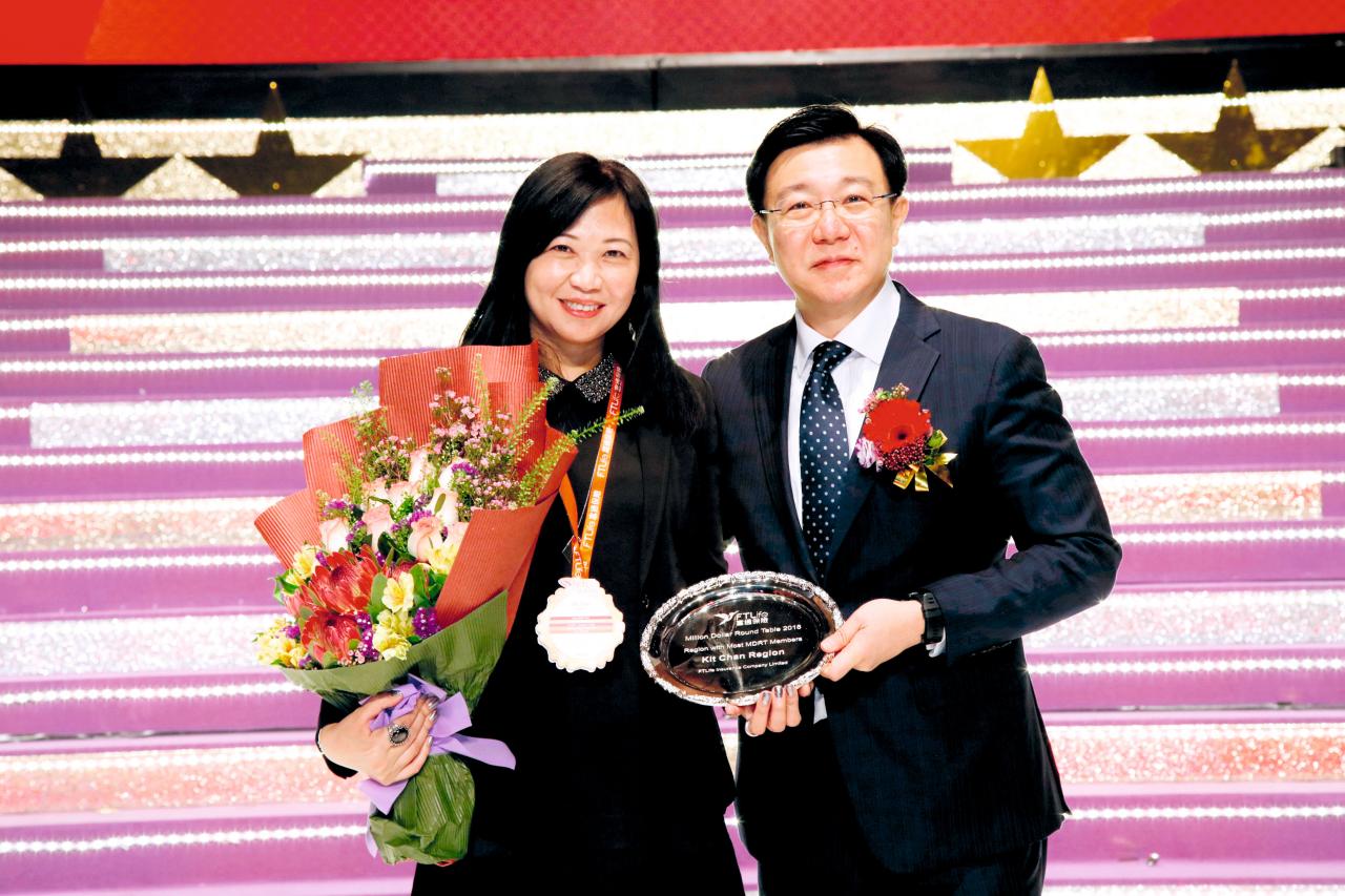 富通保險行政總裁楊德灝先生頒發周年大獎獎座予Kit。