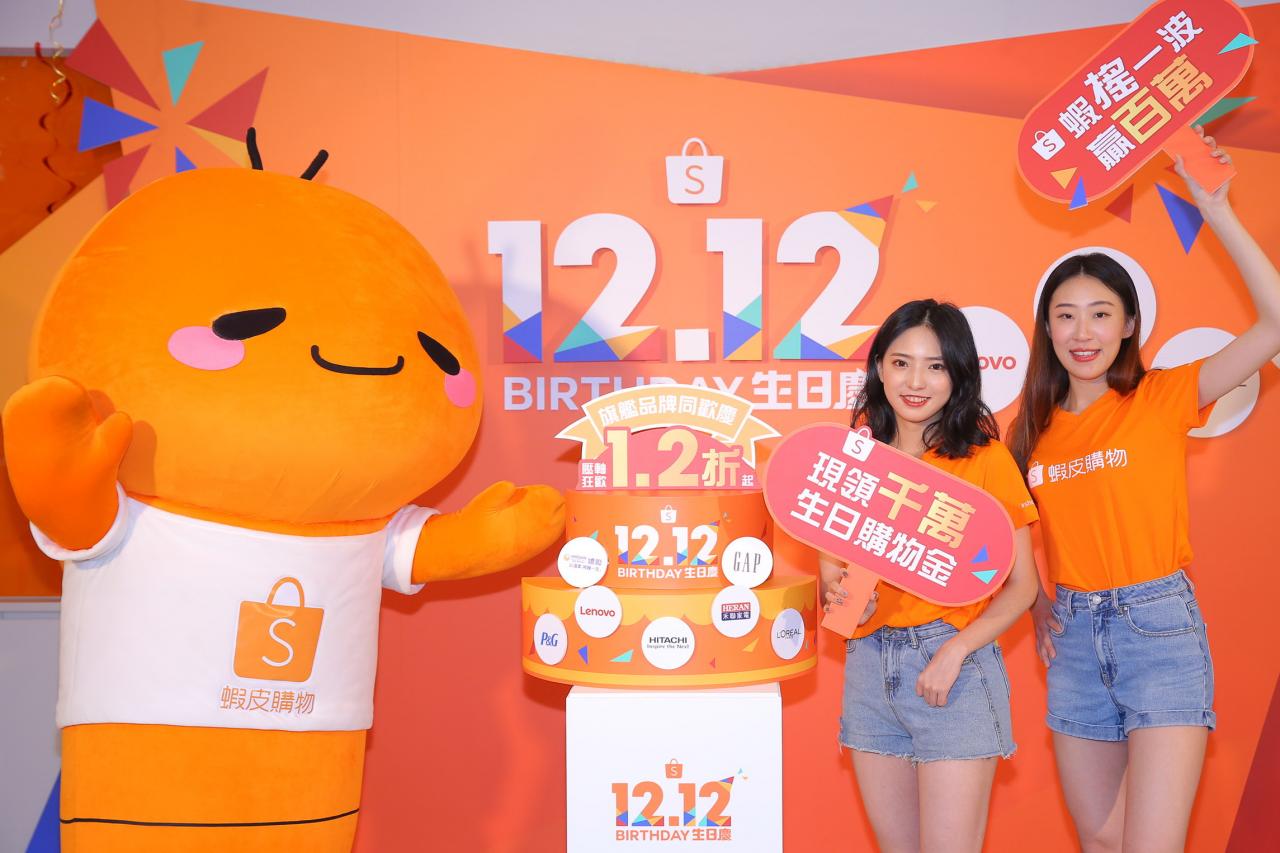 在中國，「雙11」剛過，「雙12」又來了，商家鋪天蓋地的廣告提示著網民購物。