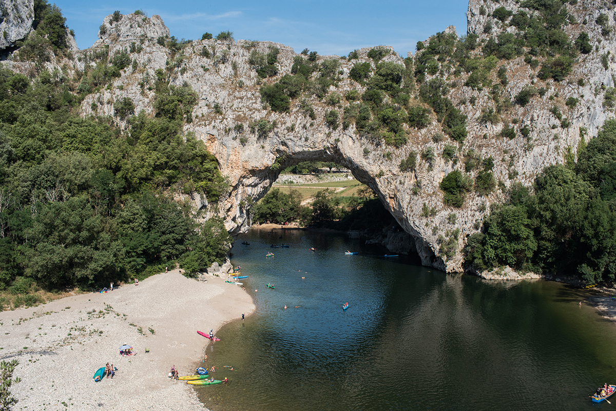 維維耶爾一帶有不少自然景點，如這個天然石橋，成了許多法國人夏天放假遊玩之地，可以划船、玩激流及游水