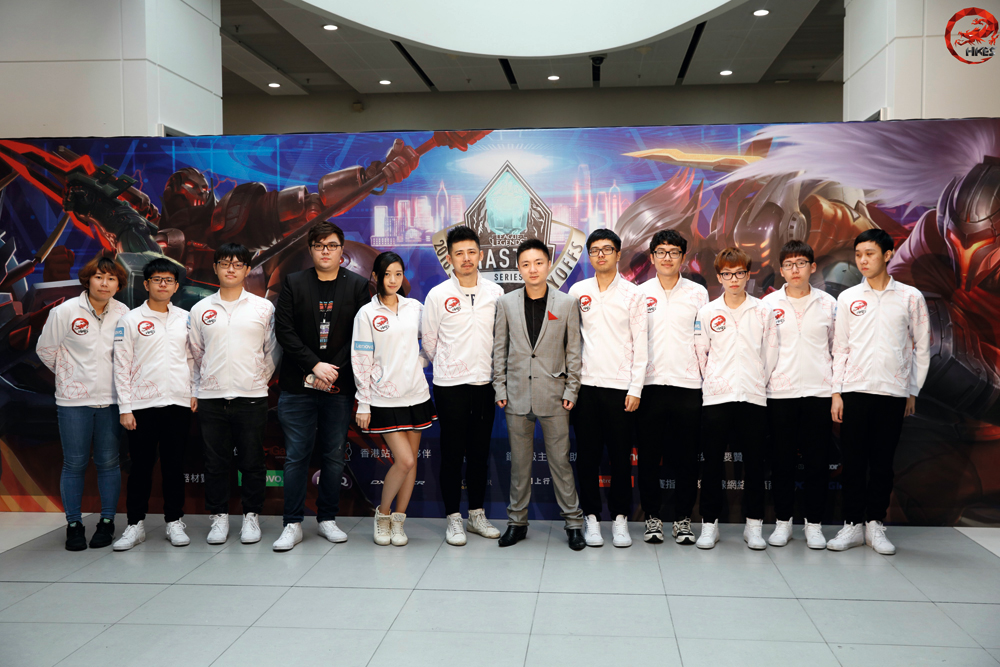 鍾培生(右六)銳意發展電競戰隊，把公司品牌推向亞洲。