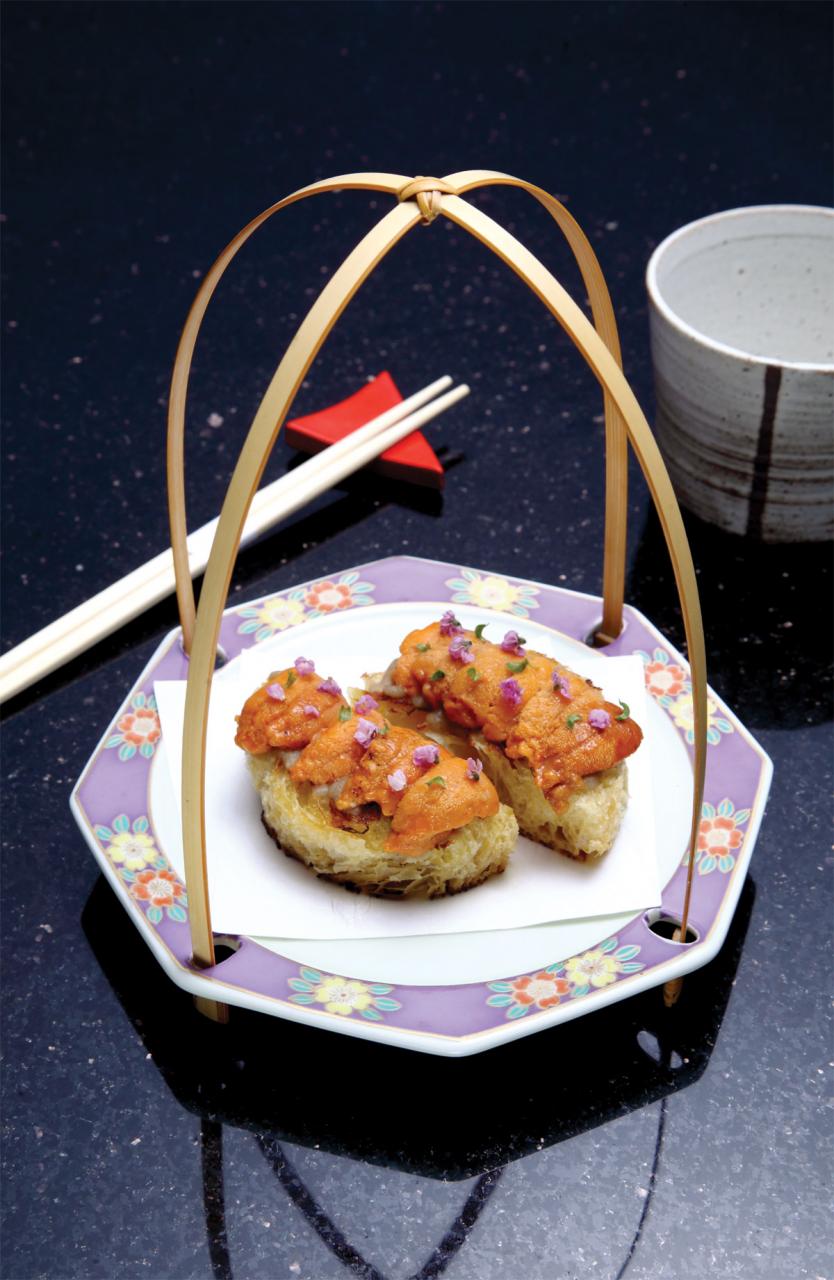 Hokkaido Uni/ Eggplant/ Brioche：鮮甜的北海道海膽入口即化，配以自家製法式牛油麵包，再加上鹹香的赤味噌烤茄子及紫蘇花，味道非常豐富。