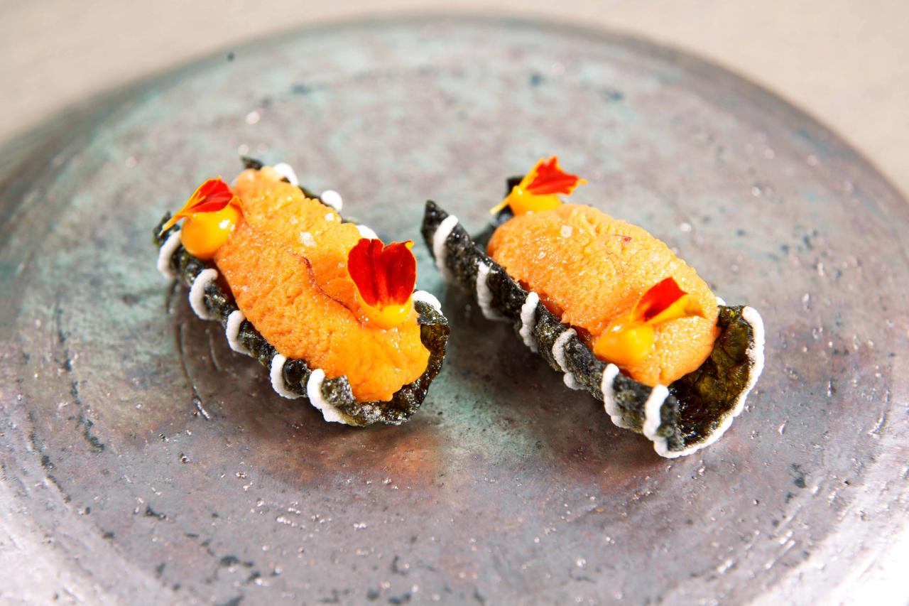 Sea urchin：以鮮甜肥美的日本北海道海膽，搭配口感香脆的海苔脆片及微酸的芬蘭沙棘果，讓人胃口大開。