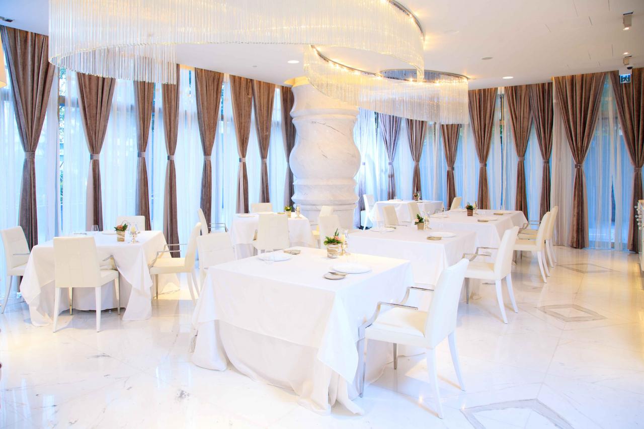 餐廳佔地過萬平方呎，以白色雲石配襯奪目耀眼的吊燈，氣氛高雅。