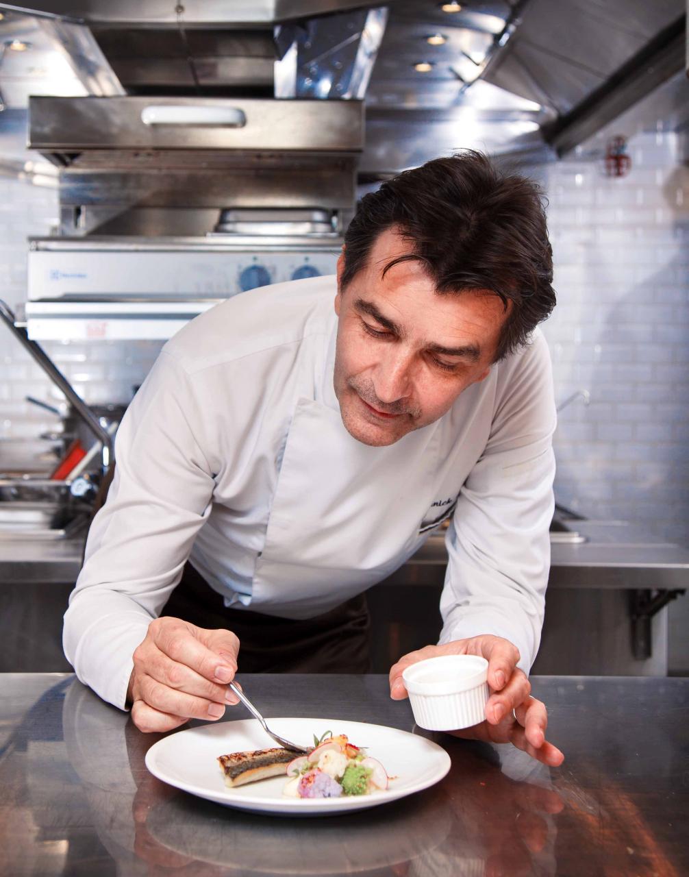 Chef Yannick正在炮製他的拿手菜式“Filet de maquereaux”，烤鯖魚柳配上微酸的醬汁，味道清新。