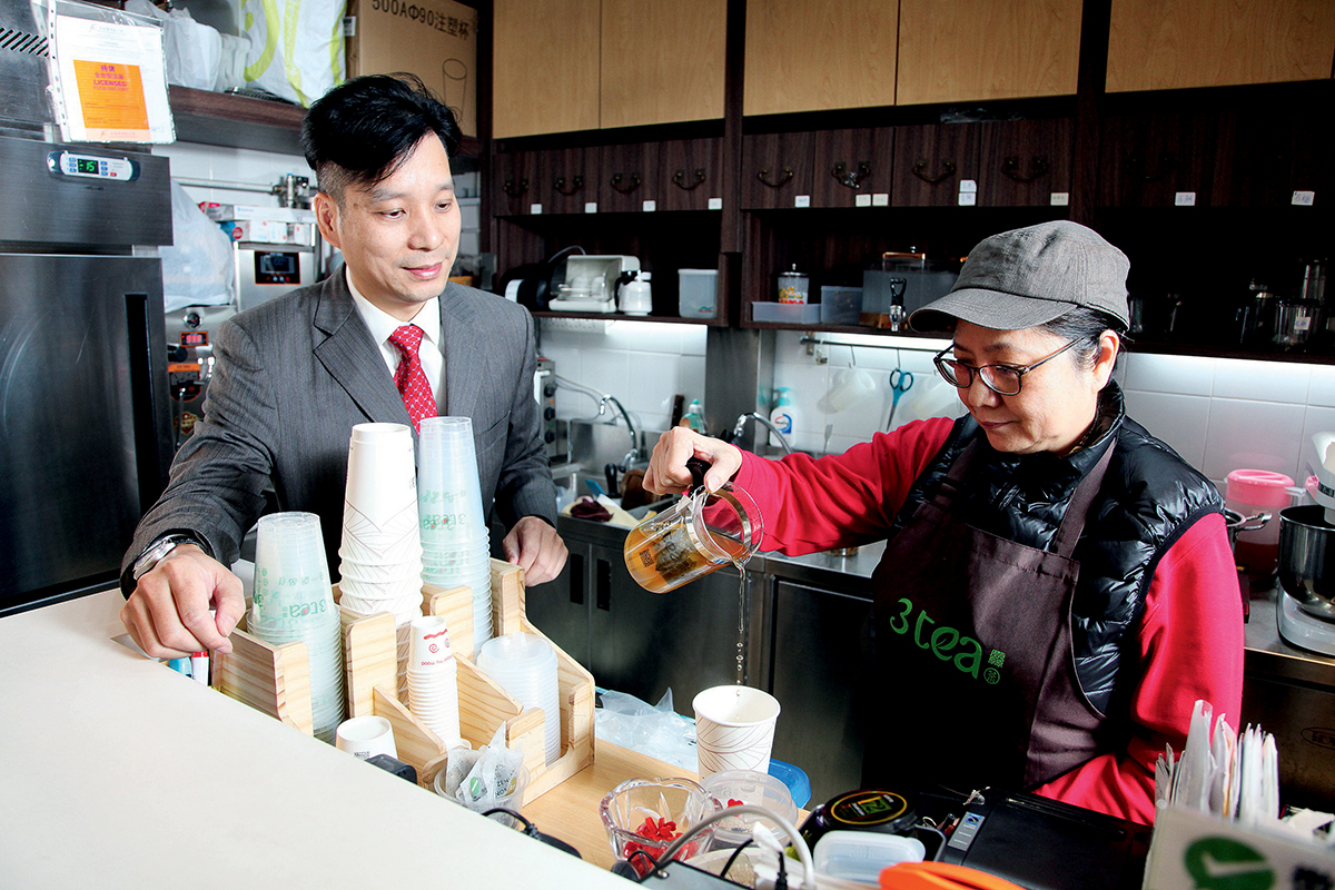陳東陽是一名茶痴，創立營養茶品牌，提升大眾對健康追求的意識。