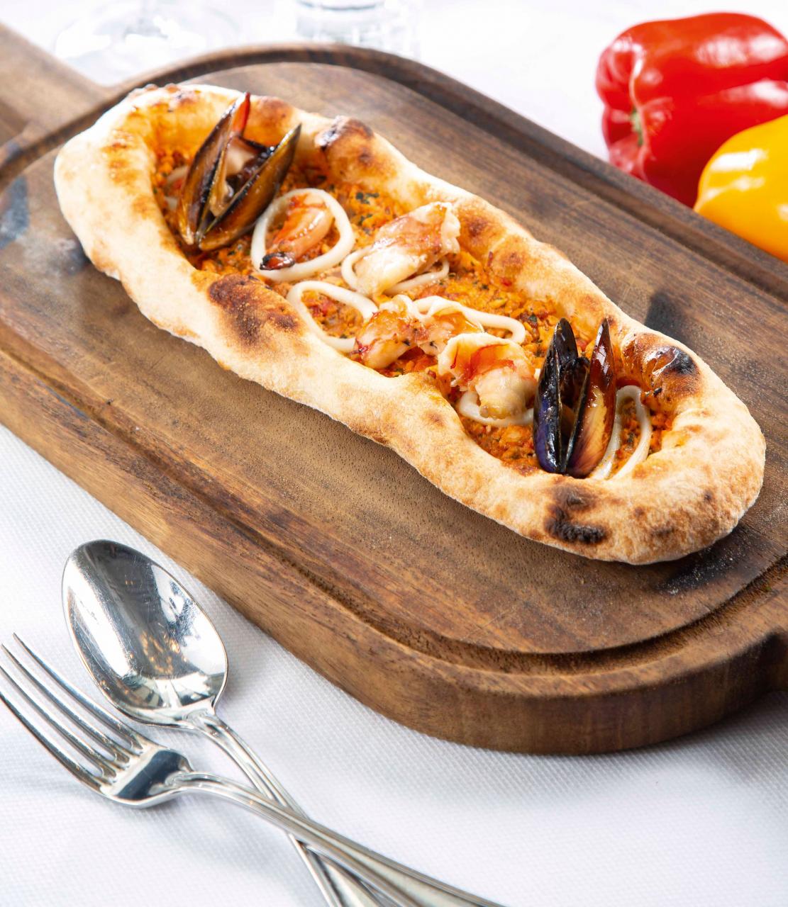 Peinerli (Thalassina)：希臘烤餡餅是當地的傳統美食，外形有點像意式薄餅。餡餅烤得外脆內軟，配以蝦、青口、魷魚、番茄醬等材料，帶來富有層次的口感。