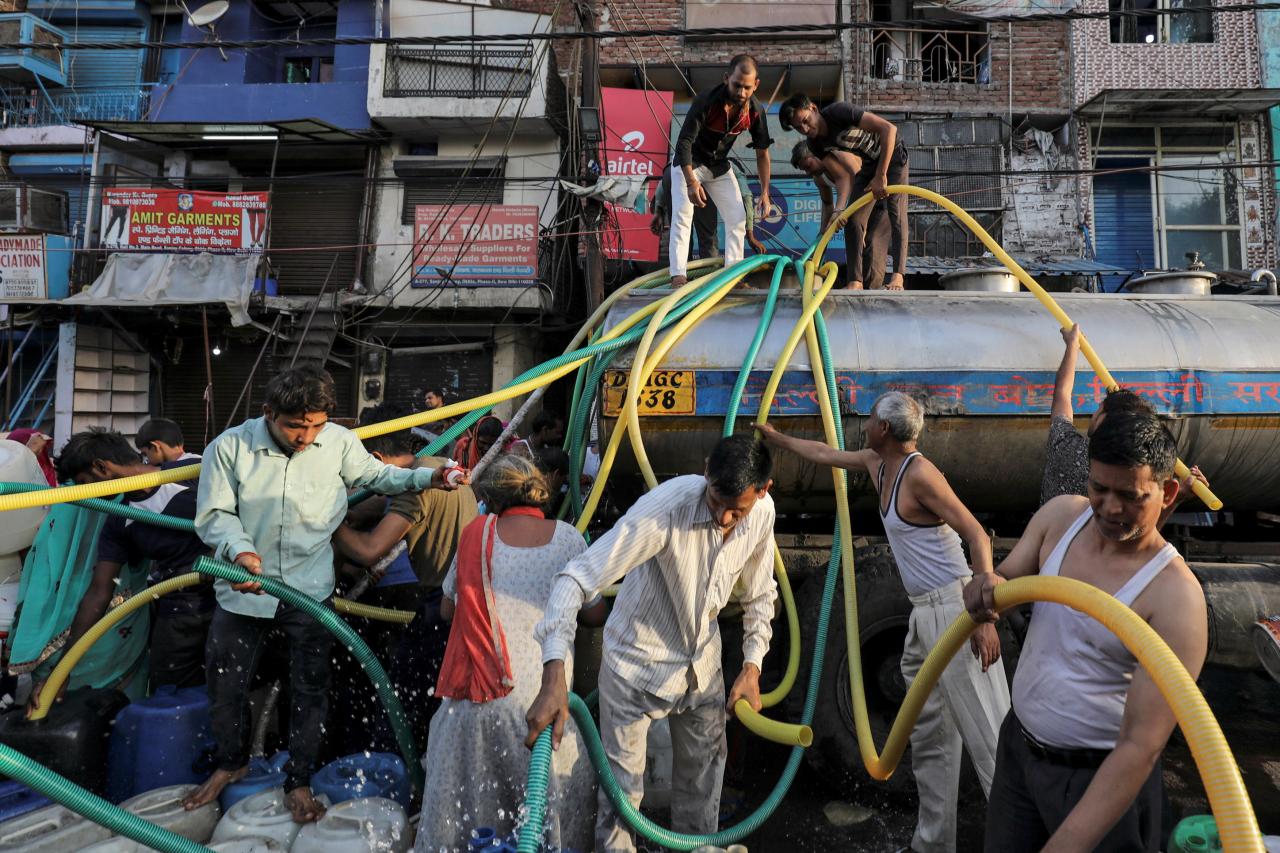 印度出現無水可飲的危機，由於擔心當地民眾為了搶水引發暴動，政府要出動警方保護水車。