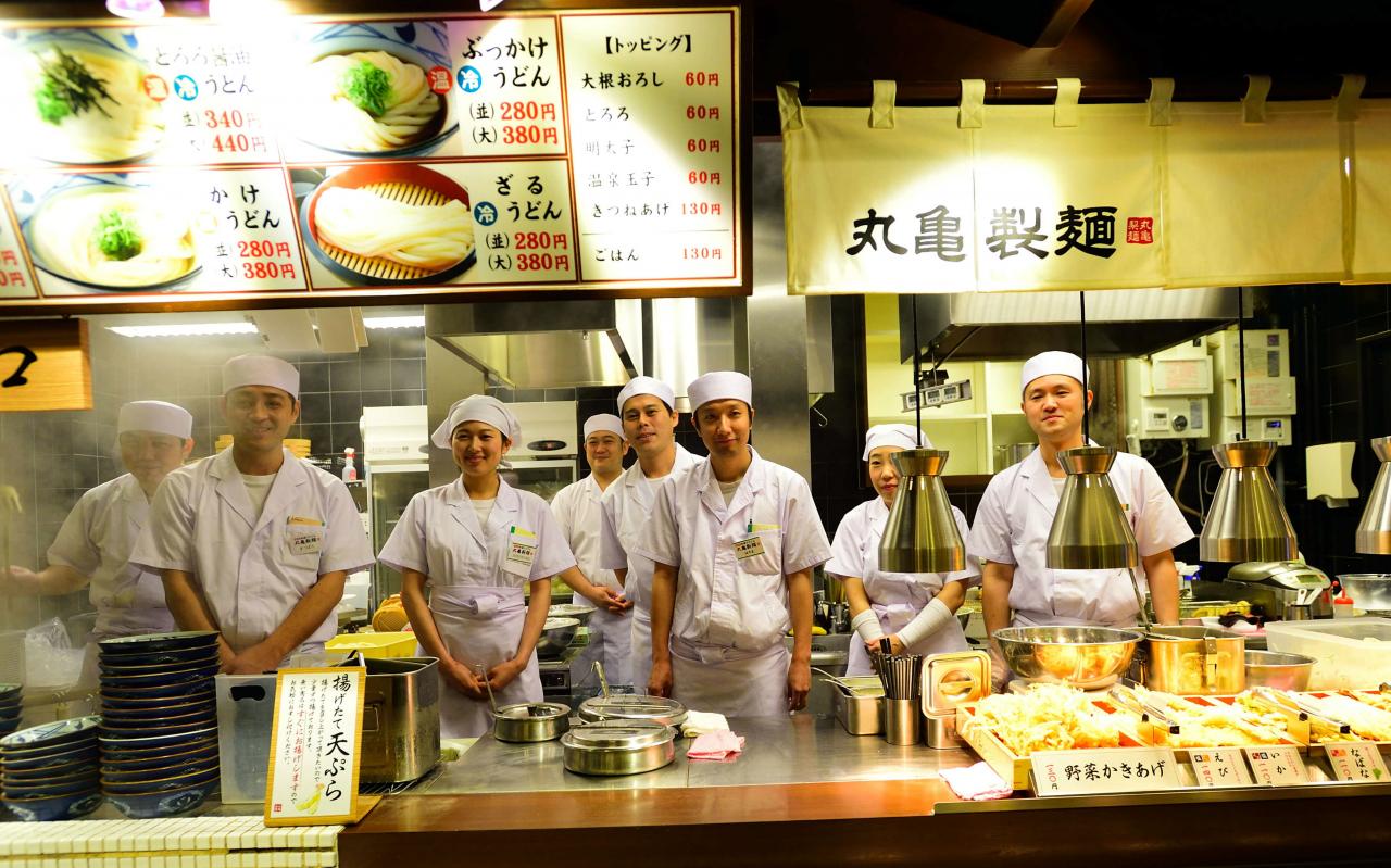 日本烏冬連鎖店「丸龜製麵」母公司東利多收購譚仔三哥百分之一百的股分。