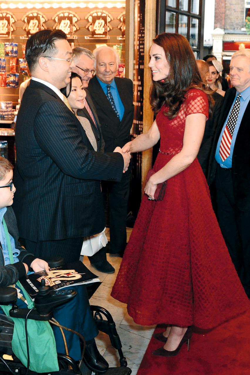 英國太子妃凱特出席韓博士監製的《第42街》音樂劇倫敦首映禮。