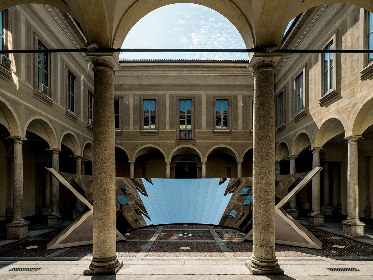 Palazzo Isimbardi是一座16世紀建築物，藝術家匠心獨運地以鏡子裝置為主要媒介，帶來名為Open Sky的作品