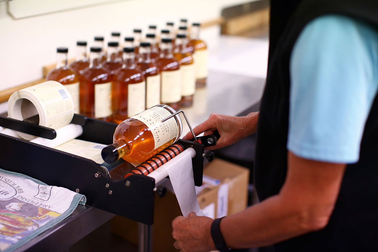 獨立裝瓶打破老酒廠的品牌效應，重新回歸到酒液與設計的特色。