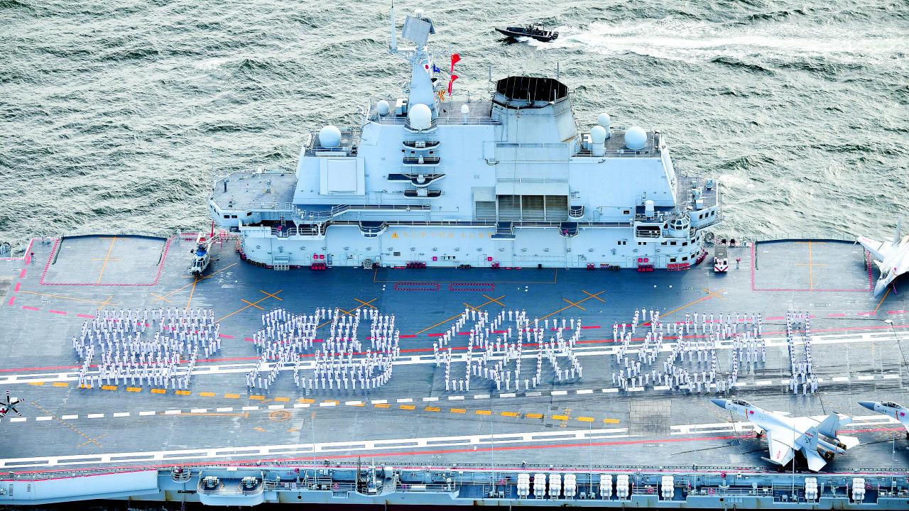 「遼寧艦」進入本港水域後，艦上人員組成「香港你好」的隊型。
