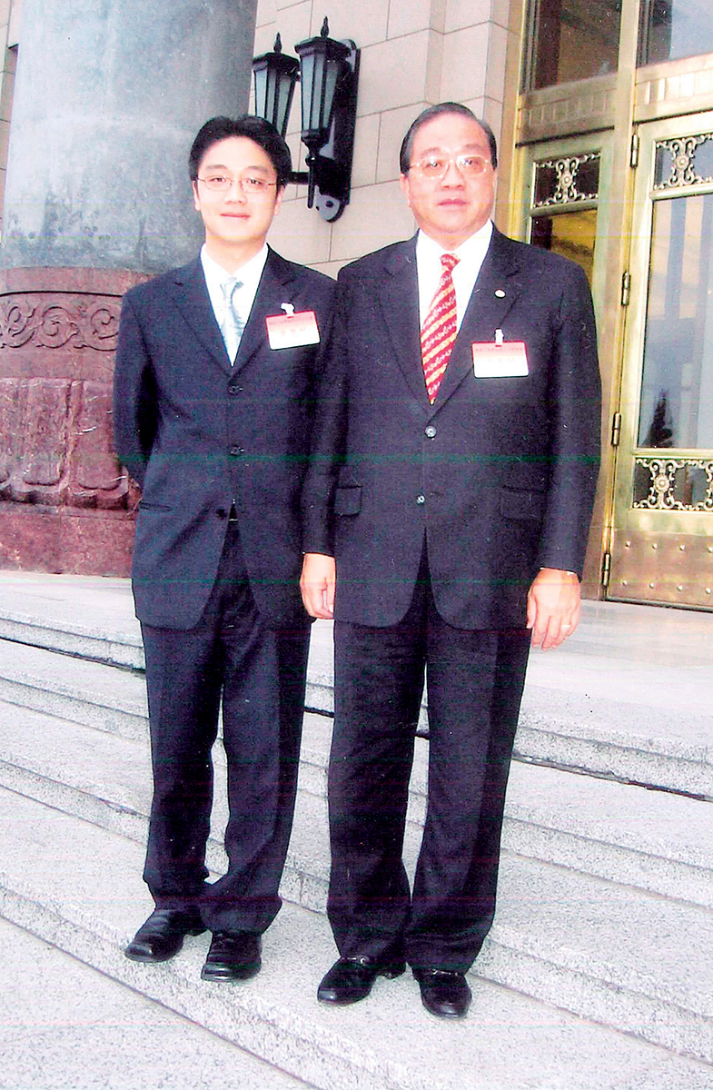 2003年，黃楚恒（左）跟父親黃光漢上京在人民大會堂前合照。