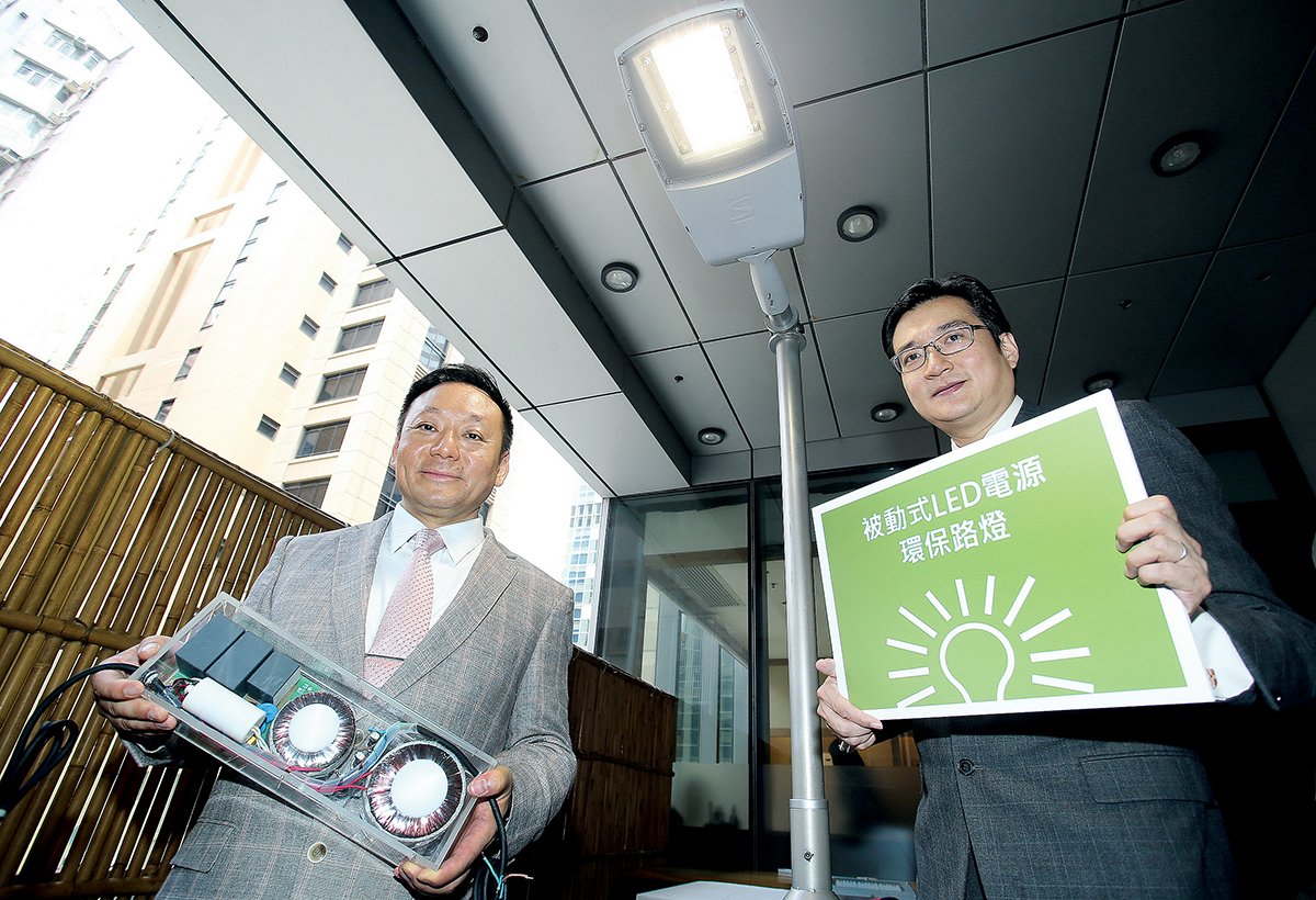 Federal Group Global早前進行發佈會，王漢邦 （左）與世界綠色組織行政總裁余遠騁 （右）向外界介紹「被動式LED電源」技術優勢