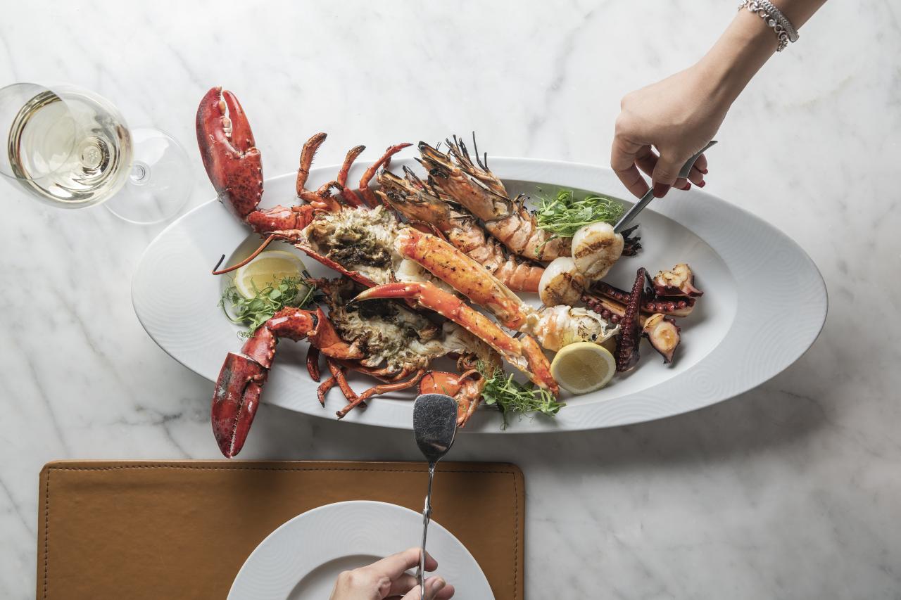 Seafood Platter：加拿大龍蝦、北海道帶子、阿拉斯加蟹、西班牙八爪魚鬚及皇帝蝦不但鮮味十足，更洋溢著陣陣碳烤香氣，令人吃個不停。