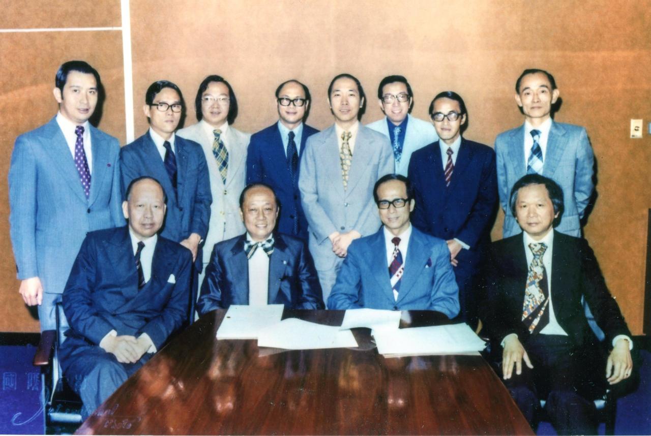 1974年，李嘉誠購入位於中區黃金地段的華人行。