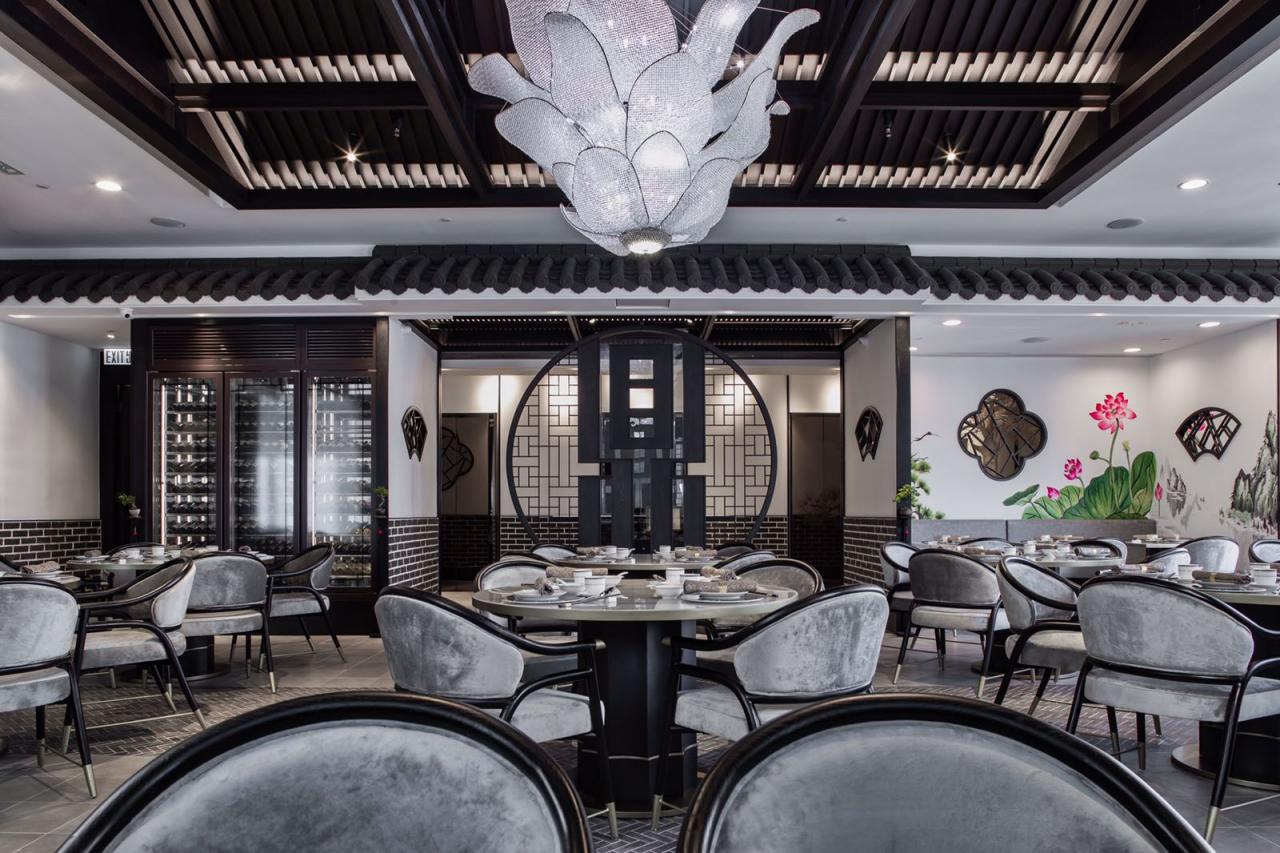 餐廳的室內裝潢以四合院為主題，設計別出心裁，滿室洋溢著濃厚的中國傳統色彩。