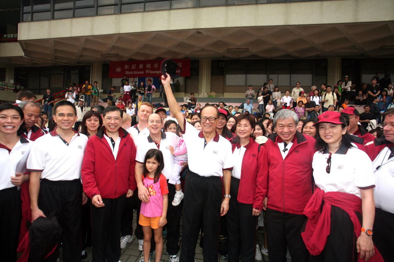 2006年，李嘉誠與集團一眾高層出席和黃運動同樂日。