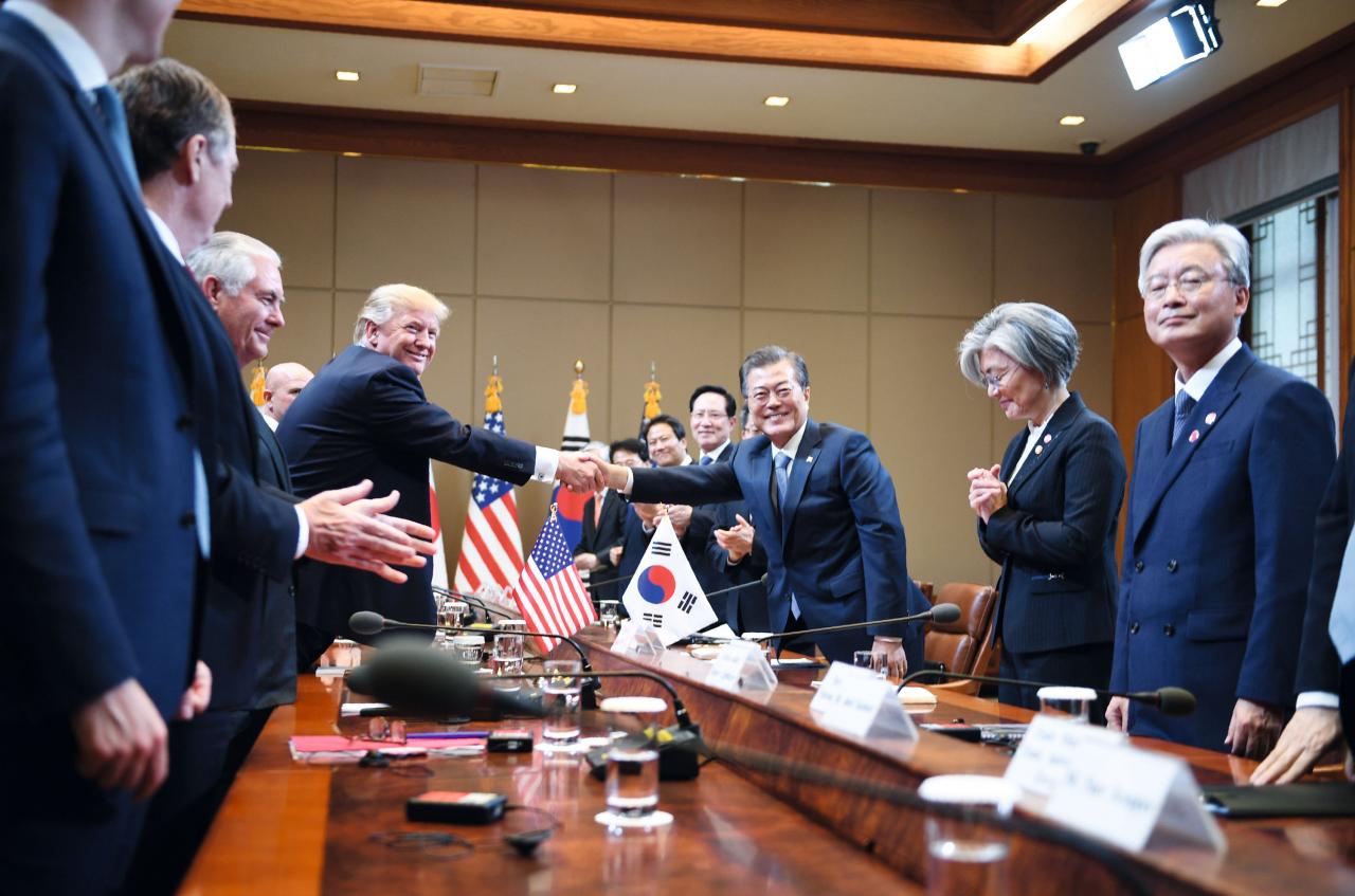 特朗普在南韓進行兩日國事訪問，與文在寅商討北韓核危機。