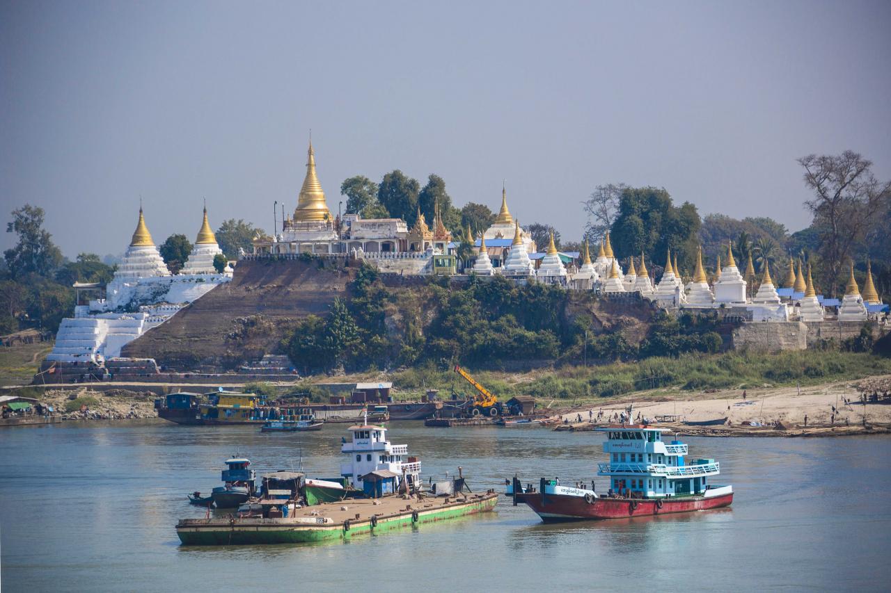 為改善基建，緬甸政府近年開放其電訊業。