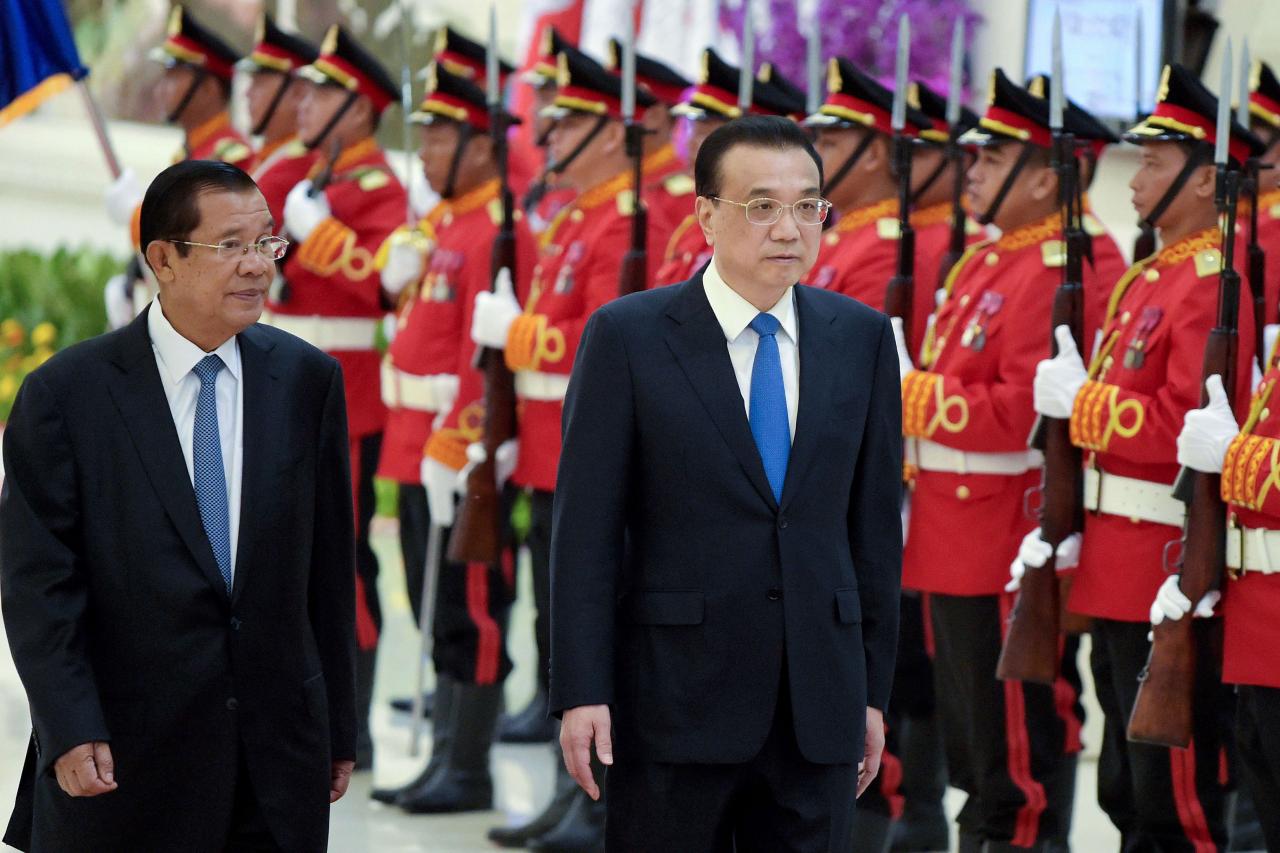 中國國務院總理李克強（右）訪問柬埔寨期間，與首相洪森共同簽署建設新國際機場項目協議。