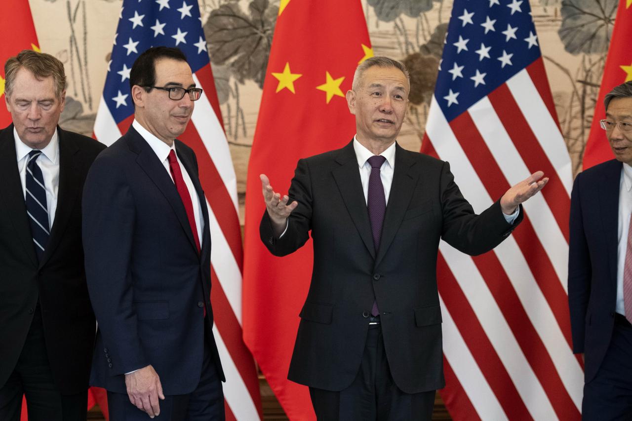 劉鶴（右）已抵美國中美雙方將進行第九輪談判，有機會成為最後一次的會面。