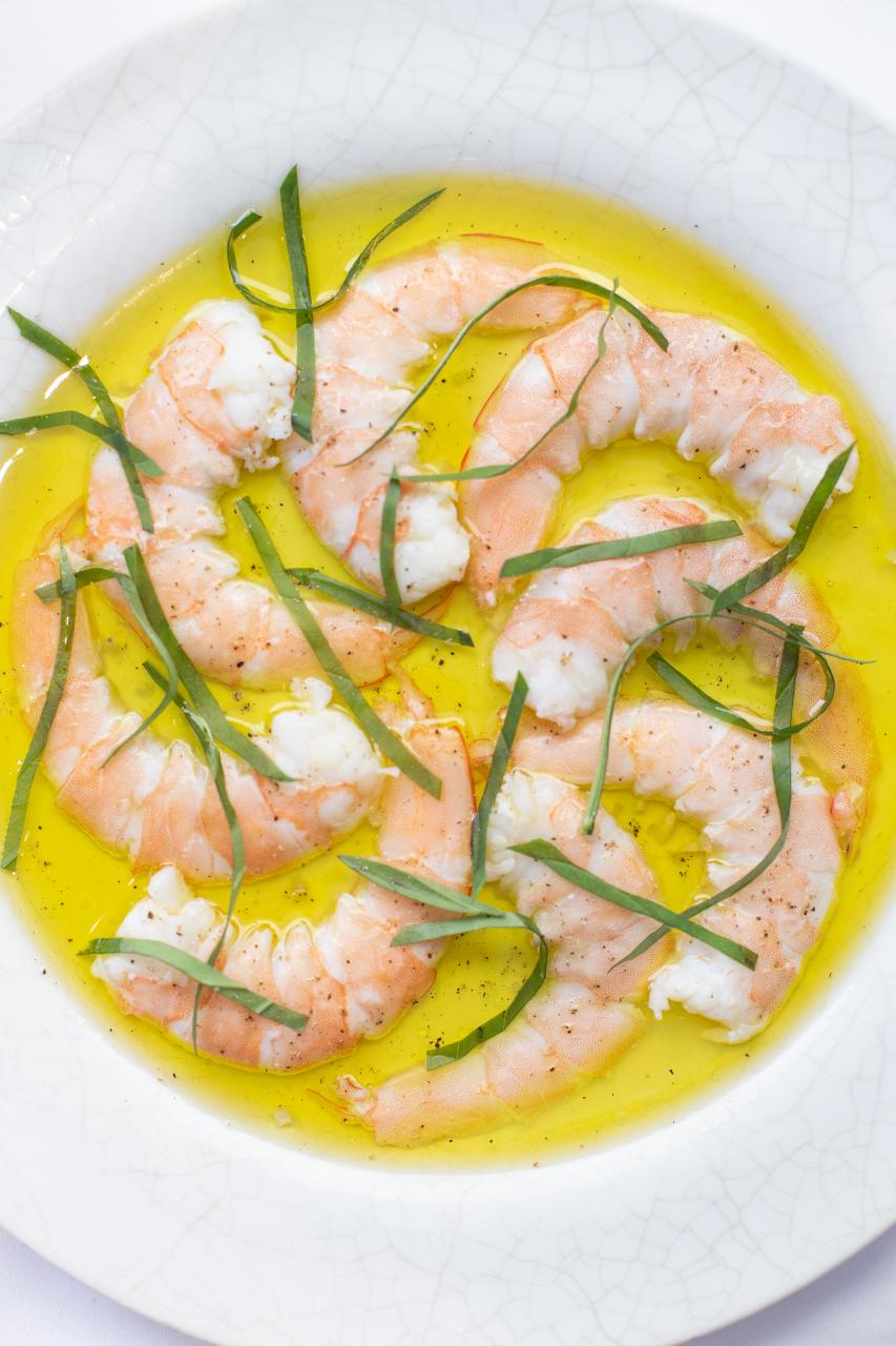 Warm Prawns with Olive Oil：鮮甜彈牙的大蝦伴以頂級橄欖油、檸檬汁、羅勒絲、法國海鹽，簡單清新又美味！