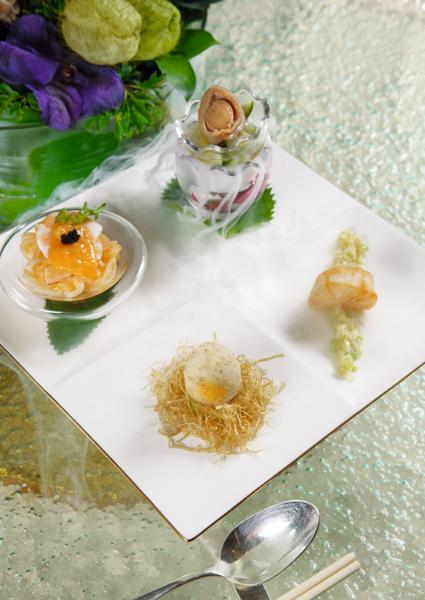 春‧夏‧秋‧冬:此菜式榮獲2017年度「香港國際美食大獎」創意前菜銀獎,「海膽醬粉皮鮮蝦片」、「椒鹽縐紗白鴿蛋」、「薑蔥蓉香煎鮮帶子」、「拍青瓜清酒醉鮑魚」分別代表四季。 春‧夏‧秋‧冬:此菜式榮獲2017年度「香港國際美食大獎」創意前菜銀獎,「海膽醬粉皮鮮蝦片」、「椒鹽縐紗白鴿蛋」、「薑蔥蓉香煎鮮帶子」、「拍青瓜清酒醉鮑魚」分別代表四季。