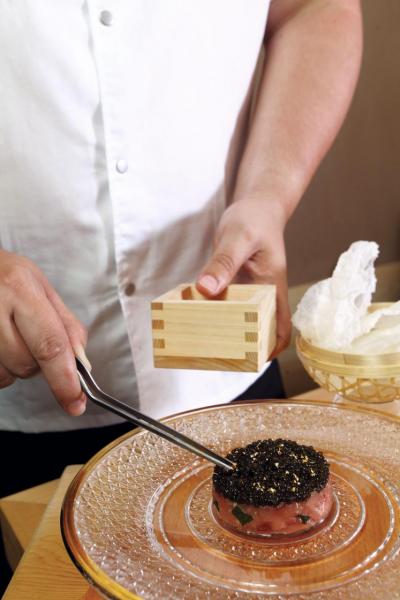 Chu Toro / Kristal Caviar / Polmard Beef / Rice Tuile:中吞拿魚腩油脂豐富,入口即溶,搭配經五日熟成處理的法國Polmard牛肉,以及巴黎Kaviari House Kristal魚子醬,再以金箔作點綴。魚子醬的鹹香充份提升整道菜的鮮味,香脆的米餅亦讓口感更富層次。 Chu Toro / Kristal Caviar / Polmard Beef / Rice Tuile:中吞拿魚腩油脂豐富,入口即溶,搭配經五日熟成處理的法國Polmard牛肉,以及巴黎Kaviari House Kristal魚子醬,再以金箔作點綴。魚子醬的鹹香充份提升整道菜的鮮味,香脆的米餅亦讓口感更富層次。