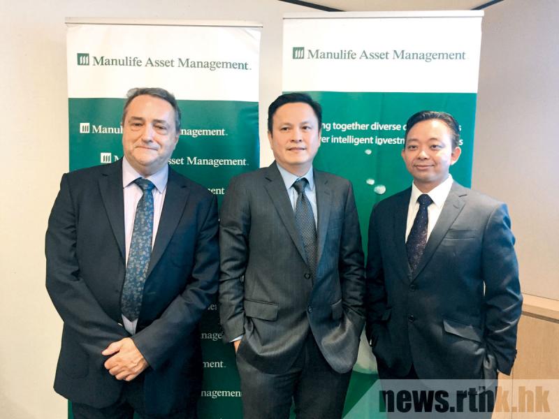 宏利資產管理大中華股票高級投資組合經理謝企剛(中)預期,未來兩、三年資金南下買港股的趨勢不變。 宏利資產管理大中華股票高級投資組合經理謝企剛(中)預期,未來兩、三年資金南下買港股的趨勢不變。