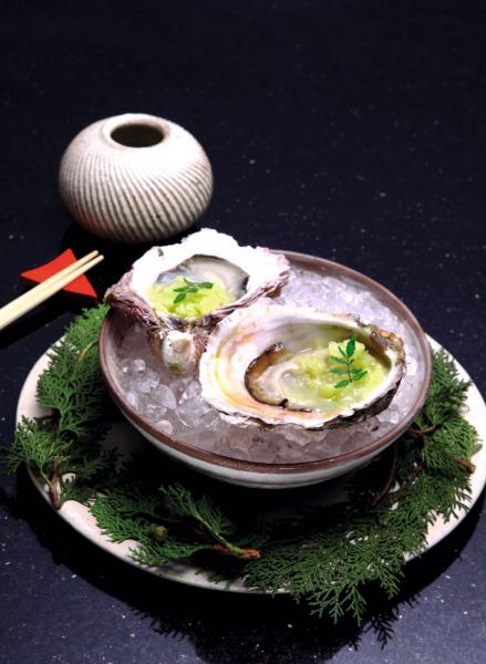 Japanese Oysters / Yuzu Kosho / Apple:產自日本福崗的石蠔非常新鮮,而且口感清爽,伴以微辣的柚子胡椒和山椒葉,以及微酸的青蘋果沙冰,令石蠔的鮮味更突出。 Japanese Oysters / Yuzu Kosho / Apple:產自日本福崗的石蠔非常新鮮,而且口感清爽,伴以微辣的柚子胡椒和山椒葉,以及微酸的青蘋果沙冰,令石蠔的鮮味更突出。