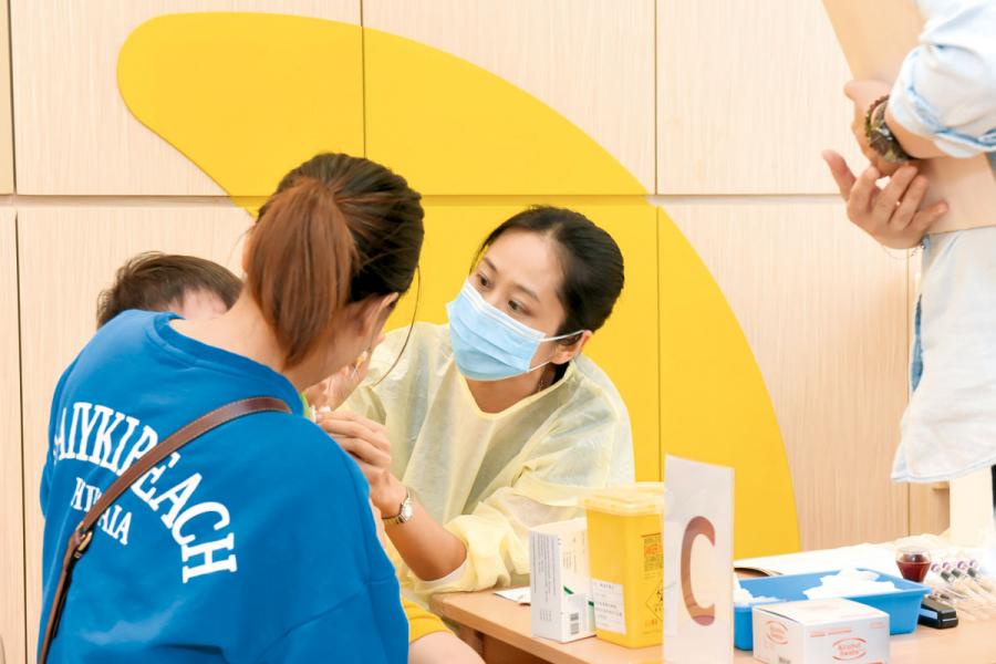 東華推出「學校外展流感疫苗接種計劃」。 東華推出「學校外展流感疫苗接種計劃」。