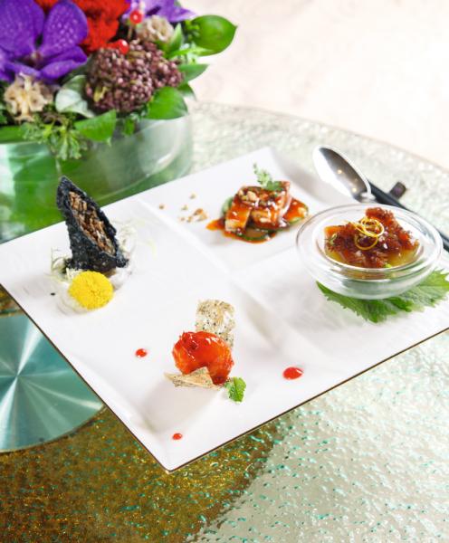 四味紛陳:此菜式獲得2017年度「香港國際美食大獎」創意前菜金獎,「熱情果紅海蜇沙律」、「荔枝玫瑰蝦丸」、「竹炭松露脆卷」、「特色口水雞」分別展現了酸、甜、苦、辣四種味道。 四味紛陳:此菜式獲得2017年度「香港國際美食大獎」創意前菜金獎,「熱情果紅海蜇沙律」、「荔枝玫瑰蝦丸」、「竹炭松露脆卷」、「特色口水雞」分別展現了酸、甜、苦、辣四種味道。