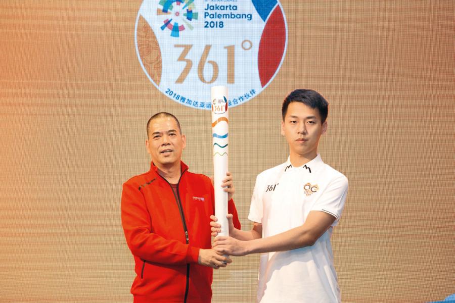 361°執行董事兼總裁丁伍號(左)交接火炬模型予電競代表孫翔。 361°執行董事兼總裁丁伍號(左)交接火炬模型予電競代表孫翔。