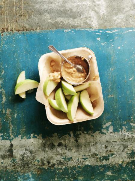 針對健康素食為消費者需要,Marks & Spencer(M&S)推出全新「Plant Kitchen」純素系列。圖為素食蘋果配花生醬。 針對健康素食為消費者需要,Marks & Spencer(M&S)推出全新「Plant Kitchen」純素系列。圖為素食蘋果配花生醬。