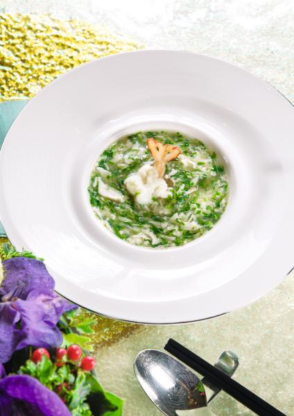 翠塘鮮蝦羹:以蟹肉、菠菜、蛋白絲、蔥花煮成湯羹,再加上口感滑溜的蒸蛋白,以及鮮甜彈牙的鳳尾蝦,清新可口。 翠塘鮮蝦羹:以蟹肉、菠菜、蛋白絲、蔥花煮成湯羹,再加上口感滑溜的蒸蛋白,以及鮮甜彈牙的鳳尾蝦,清新可口。