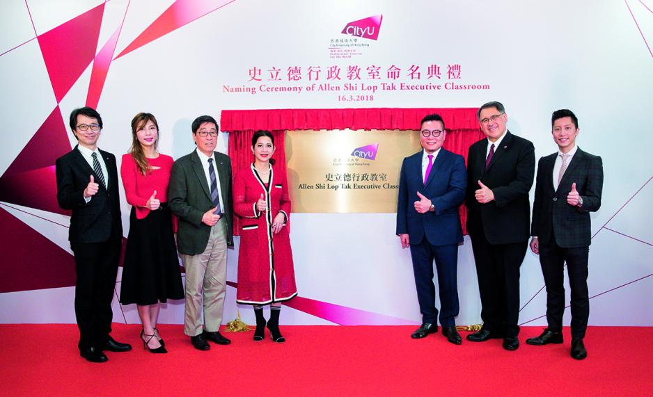 史立德回饋社會,尤其重視教育。 史立德回饋社會,尤其重視教育。