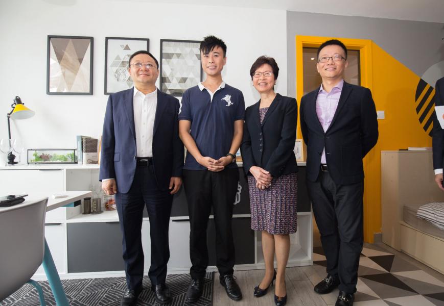 初創郭瑋強( 左二) 接待特首林鄭月娥、深圳 市書記等參觀辦公室。 初創郭瑋強( 左二) 接待特首林鄭月娥、深圳 市書記等參觀辦公室。