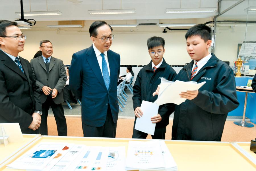 政府會投放5 億元推行中學IT 創新實驗室計劃。 政府會投放5 億元推行中學IT 創新實驗室計劃。