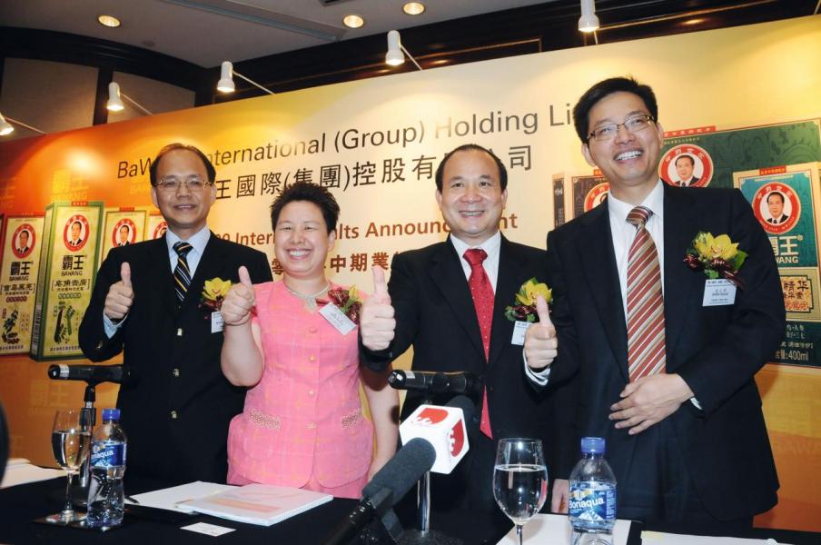 兩夫妻(中)的感情債演變成金錢瓜葛。 兩夫妻(中)的感情債演變成金錢瓜葛。