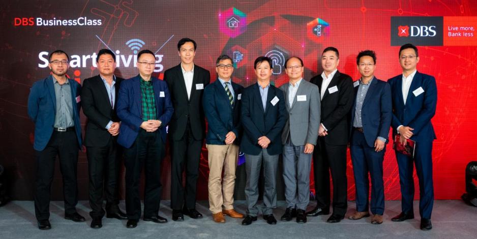 (左起)JOS企業架構師陳偉明、西門子有限公司MindSphere應用中心香港數碼中心主管鄭慶舒、香港資訊科技商會榮譽會長方保僑、星展銀行企業及機構銀行執行董事劉偉略、「智慧城市聯盟」研究及藍圖委員會主席秦仲宇、星展銀行(香港)有限公司董事總經理兼企業及機構銀行總監張建生、中華電力有限公司客戶及業務拓展部企業客戶服務總監盧志華博士、星展香港企業及機構銀行執行董事兼中小企業分行主管王明晏、香港物聯網聯盟會長盧思遠博士,以及畢馬威香港 - 信息技術諮詢服務合夥人周嗣良一同出席「DBS BusinessClass 智慧生活創新科技活動」。 (左起)JOS企業架構師陳偉明、西門子有限公司MindSphere應用中心香港數碼中心主管鄭慶舒、香港資訊科技商會榮譽會長方保僑、星展銀行企業及機構銀行執行董事劉偉略、「智慧城市聯盟」研究及藍圖委員會主席秦仲宇、星展銀行(香港)有限公司董事總經理兼企業及機構銀行總監張建生、中華電力有限公司客戶及業務拓展部企業客戶服務總監盧志華博士、星展香港企業及機構銀行執行董事兼中小企業分行主管王明晏、香港物聯網聯盟會長盧思遠博士,以及畢馬威香港 - 信息技術諮詢服務合夥人周嗣良一同出席「DBS BusinessClass 智慧生活創新科技活動」。