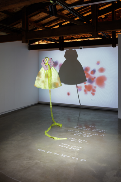 《為何高歌——戰爭中的女性》展品。 《為何高歌——戰爭中的女性》展品。