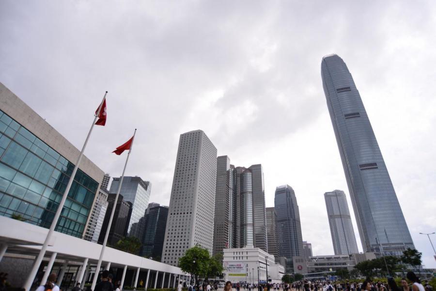 中美關係轉差,香港被夾在中間難免受到影響。 中美關係轉差,香港被夾在中間難免受到影響。