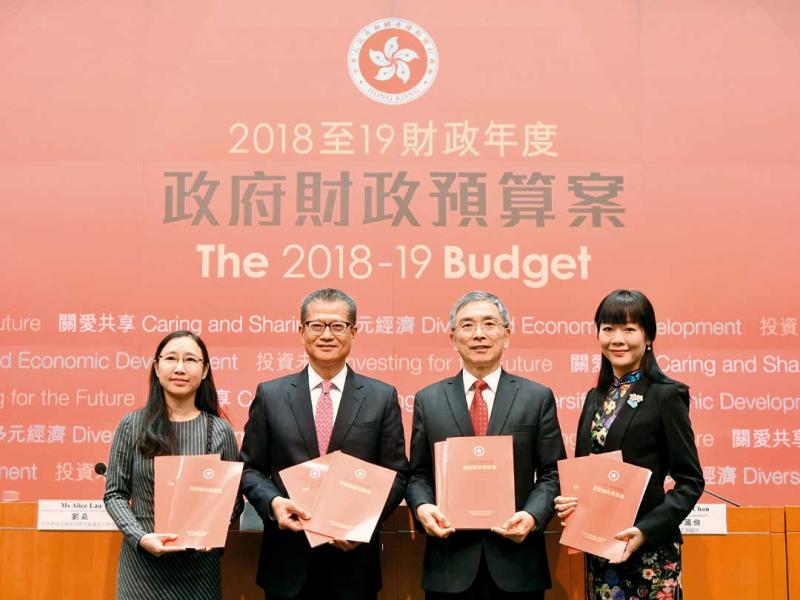 財政司司長陳茂波(左二)在立法會發表2018至19年度《財政預算案》後,下午於添馬政府總部舉行記者會。財經事務及庫務局局長劉怡翔(右二)、財經事務及庫務局常任秘書長(庫務)劉焱(左一)和政府經濟顧問陳李藹倫(右一)亦有出席。 財政司司長陳茂波(左二)在立法會發表2018至19年度《財政預算案》後,下午於添馬政府總部舉行記者會。財經事務及庫務局局長劉怡翔(右二)、財經事務及庫務局常任秘書長(庫務)劉焱(左一)和政府經濟顧問陳李藹倫(右一)亦有出席。