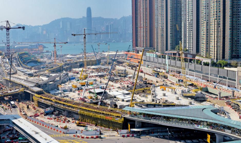 目前廣深港高鐵香港段整體工程已完成百分之九十四點三,目標是在明年第三季通車。 目前廣深港高鐵香港段整體工程已完成百分之九十四點三,目標是在明年第三季通車。