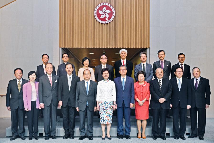 林鄭月娥形容今屆行會有豐富金融經驗的「四大支柱」。 林鄭月娥形容今屆行會有豐富金融經驗的「四大支柱」。