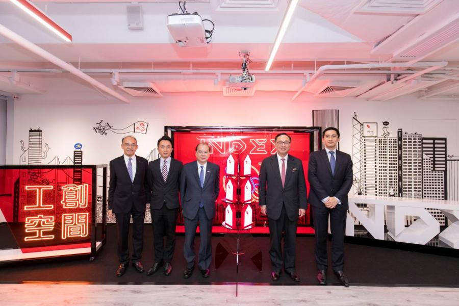 政務司司長張建宗(中)、創新及科技局局長楊偉雄(右二)、民政事務局副秘書長李百全(左二)、工總主席郭振華(左一)及新鴻基地產執行董事郭基泓(右一)主持亮燈儀式。